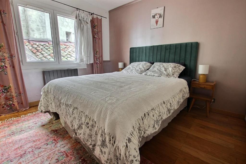 Un pat sau paturi într-o cameră la Amiradou