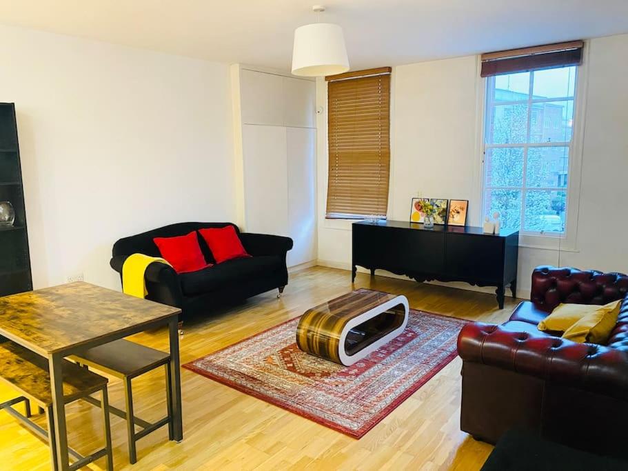 a living room with a couch and a table at Modern 2 Bed, 2 Bath Flat in Central London Zone 1 in London