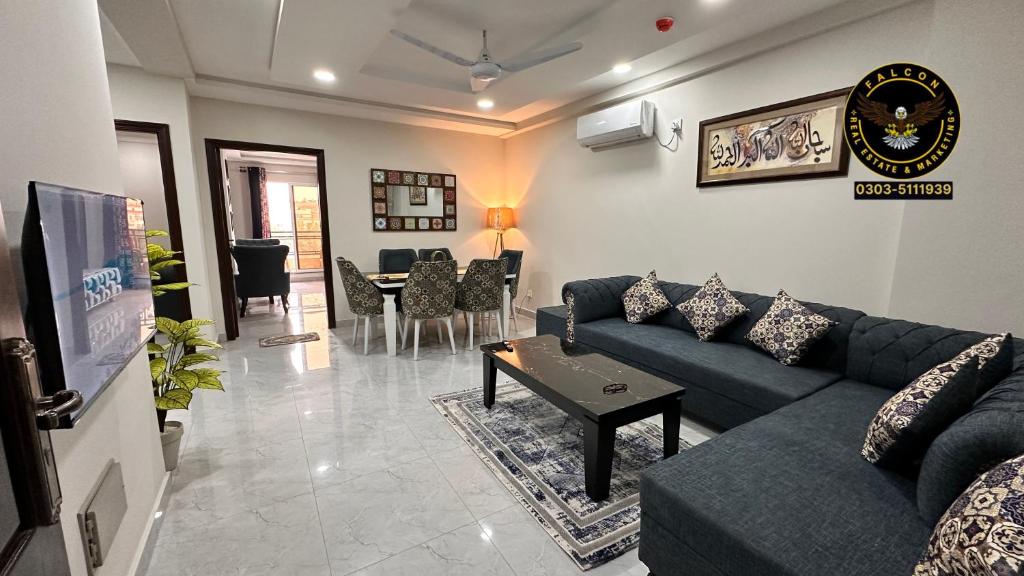 sala de estar con sofá y mesa en Two Bed Luxury Apartment en Islamabad