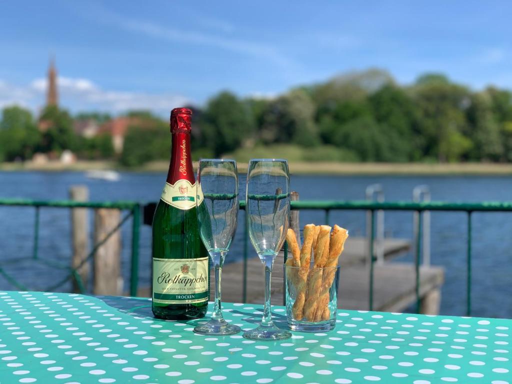 Nápoje v ubytování Ferienhaus Seekutter mit eigenem Seezugang