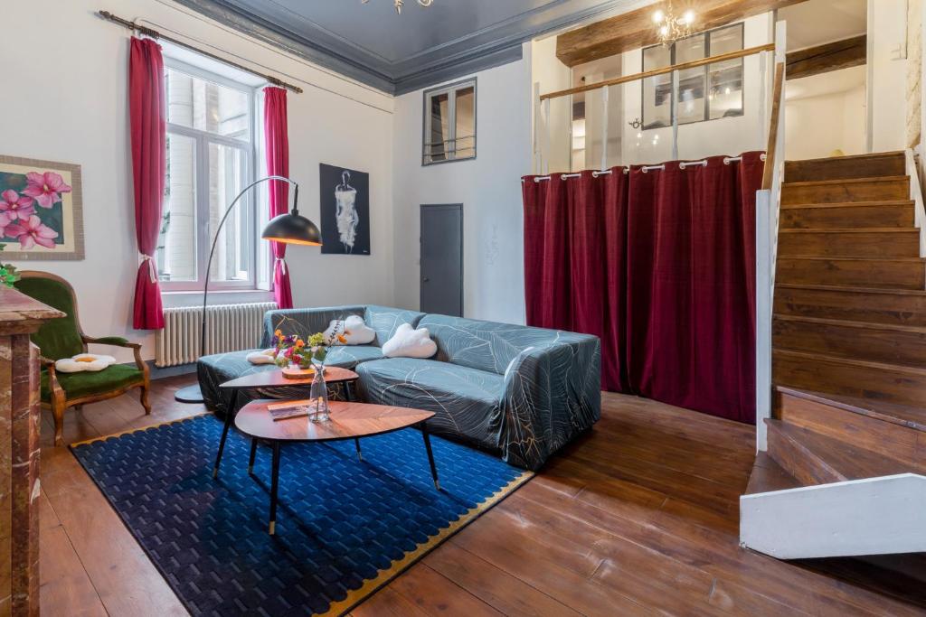 un salon avec un canapé et une table dans l'établissement Le Théâtre - Appartement Spacieux, Centre ville & Calme, à Montpellier