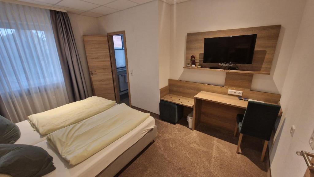 TV a/nebo společenská místnost v ubytování Schwarzer Adler - Hotel Garni