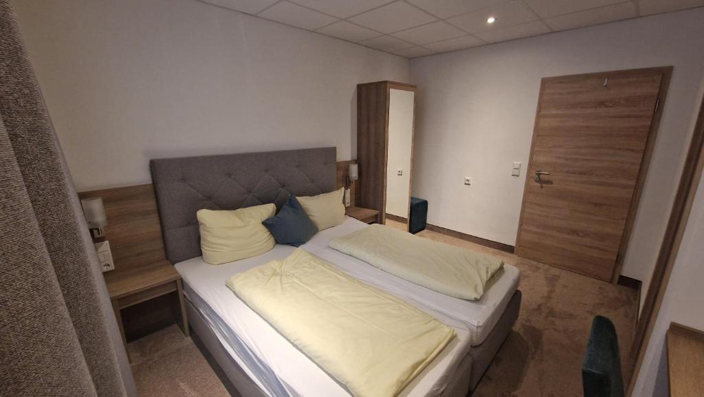 Postel nebo postele na pokoji v ubytování Schwarzer Adler - Hotel Garni