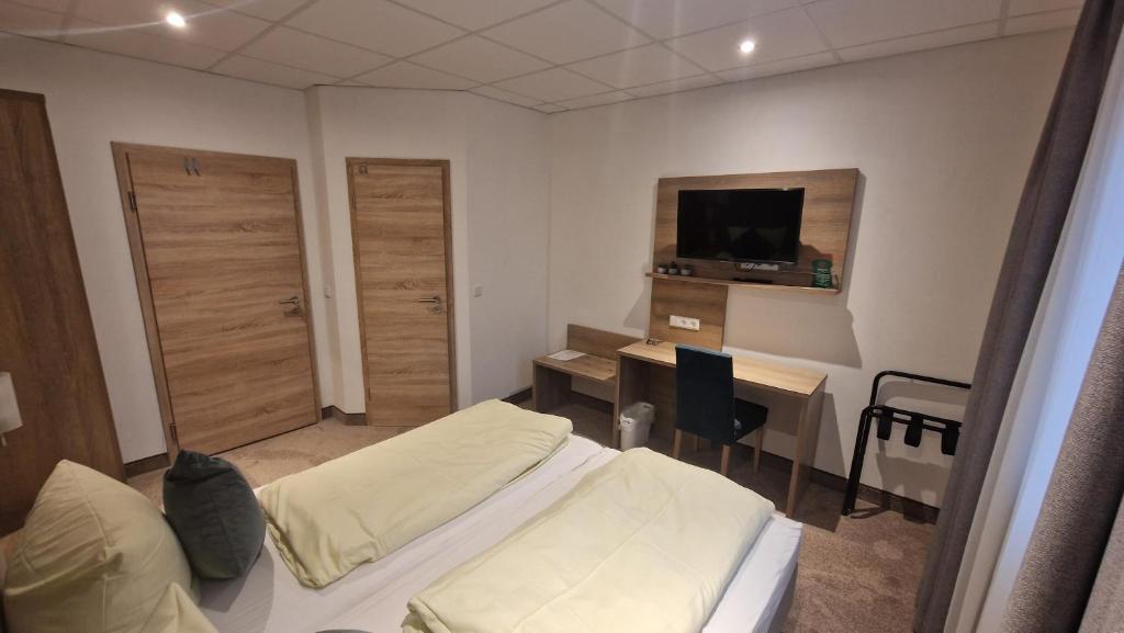 TV a/nebo společenská místnost v ubytování Schwarzer Adler - Hotel Garni