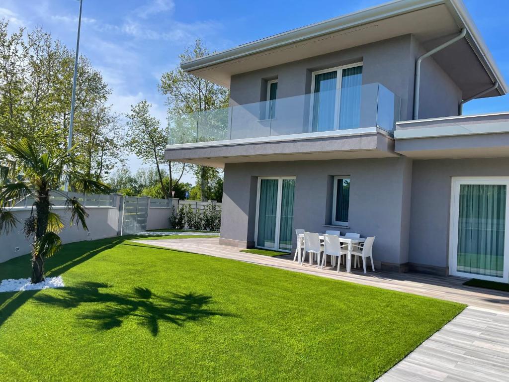 a house with a lawn in front of it at Polinesia 12 in Lido delle Nazioni