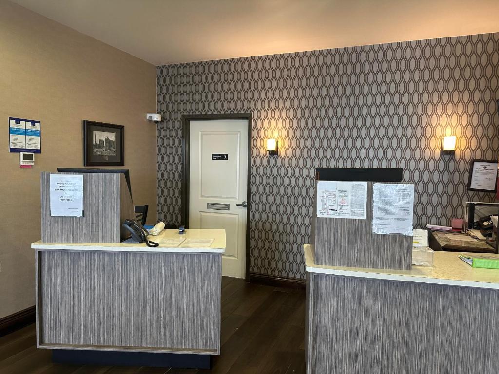 an office with a reception counter and a door at The Hamburg Hotel in Hamburg