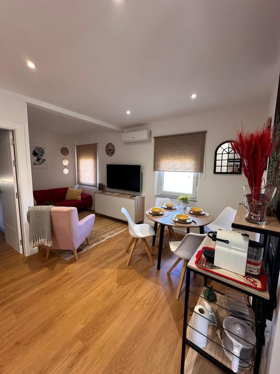 a living room with a table and a couch at Candelaria in Astorga