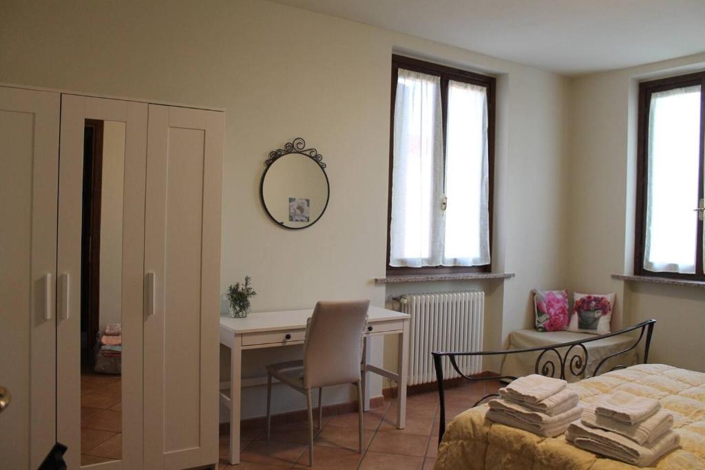 - une chambre avec un lit, un bureau et une table dans l'établissement B&B La casa in campagna, à Fidenza
