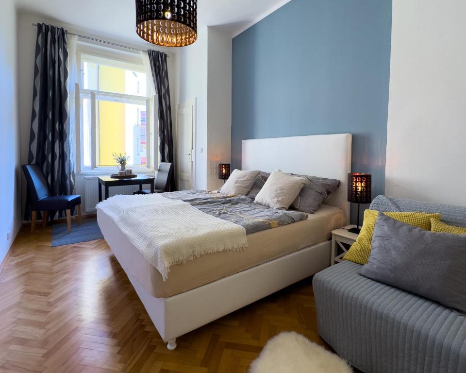 - une chambre avec un lit et un canapé dans l'établissement Historical Heart Home, à Prague