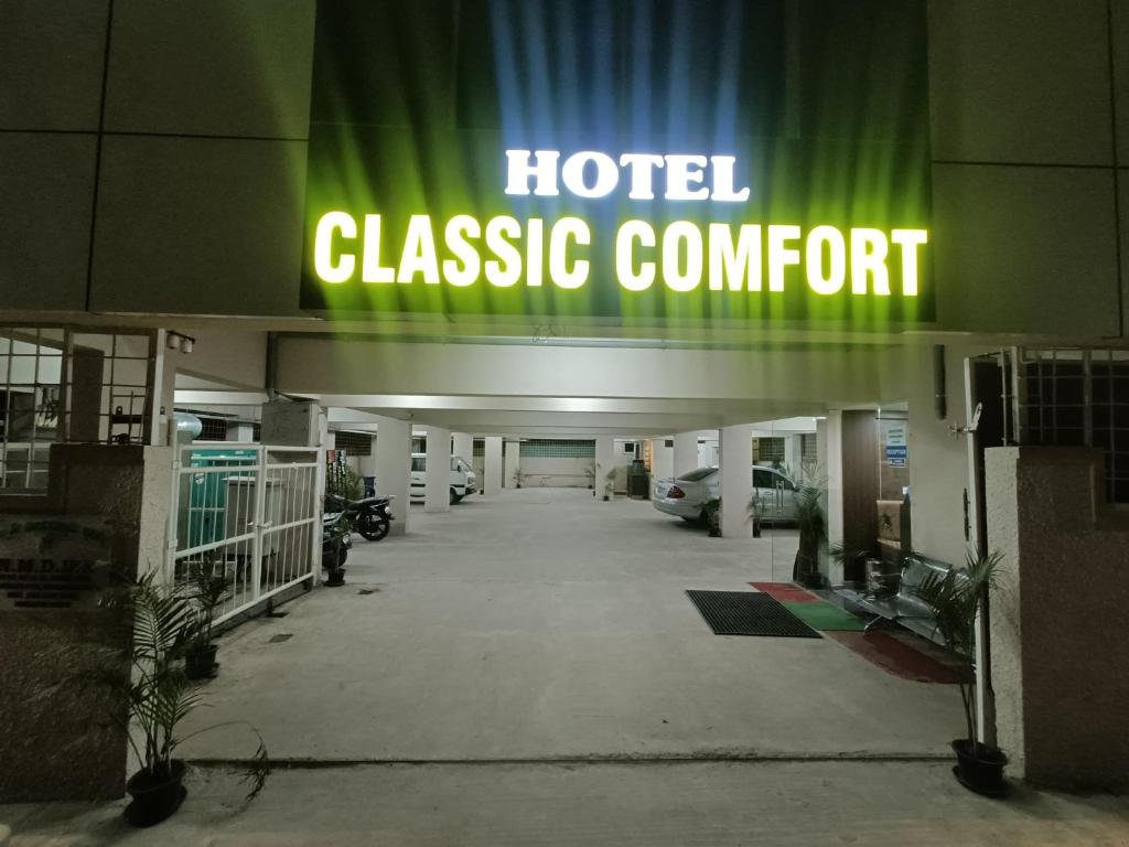 Hotel Classic Comfort في بانغالور: علامة تدل على راحة كازينو الفندق في مبنى
