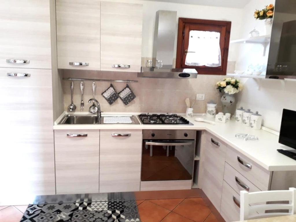 Cucina o angolo cottura di MARINA OF OLBIA APARTMENT iun r3714