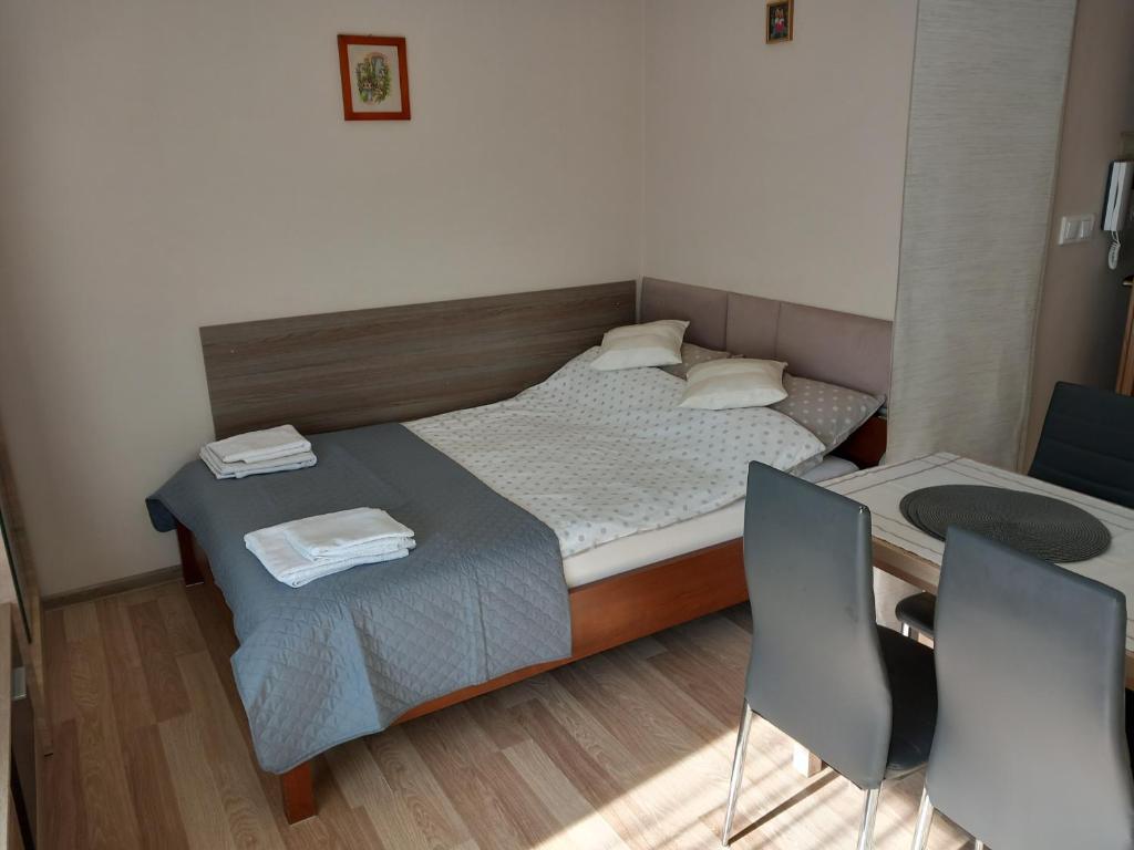 Gulta vai gultas numurā naktsmītnē Apartament Jelenia Góra - Cieplice