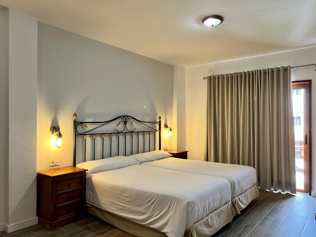 A bed or beds in a room at Apartamentos Frontera