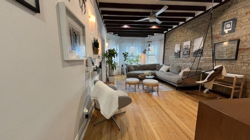 een woonkamer met een bank en een tafel bij Lakeside Loft - Historic Chicago Condo in Chicago