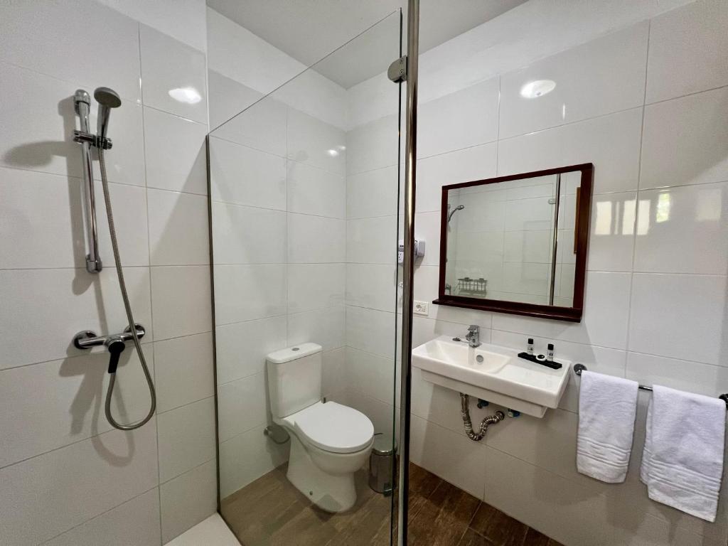 A bathroom at Apartamentos Frontera
