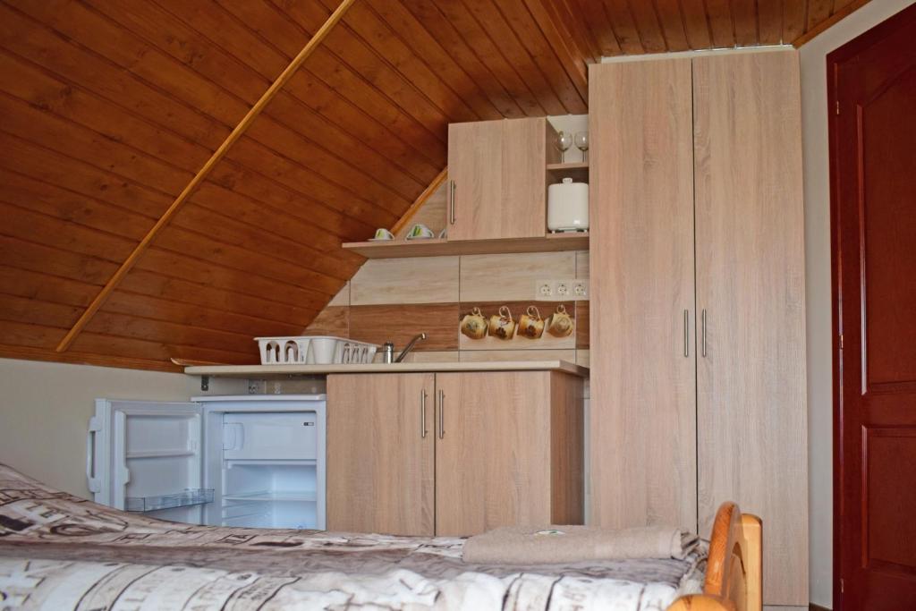 Kuchnia lub aneks kuchenny w obiekcie Tündérfátyol apartmanház