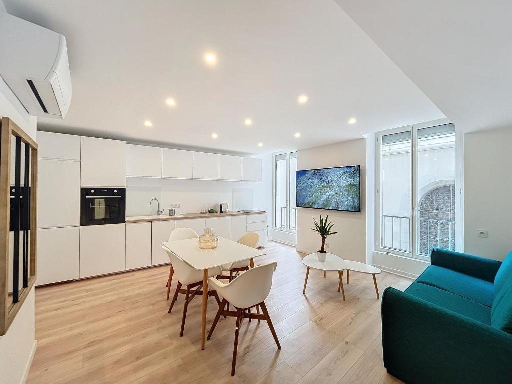 un salon avec un canapé bleu et une table dans l'établissement Zoé T3 Victor Hugo Clim Hypercentre, à Grenoble