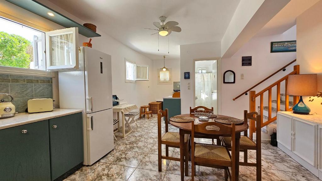 Kuchyň nebo kuchyňský kout v ubytování Rinio House in Adamas