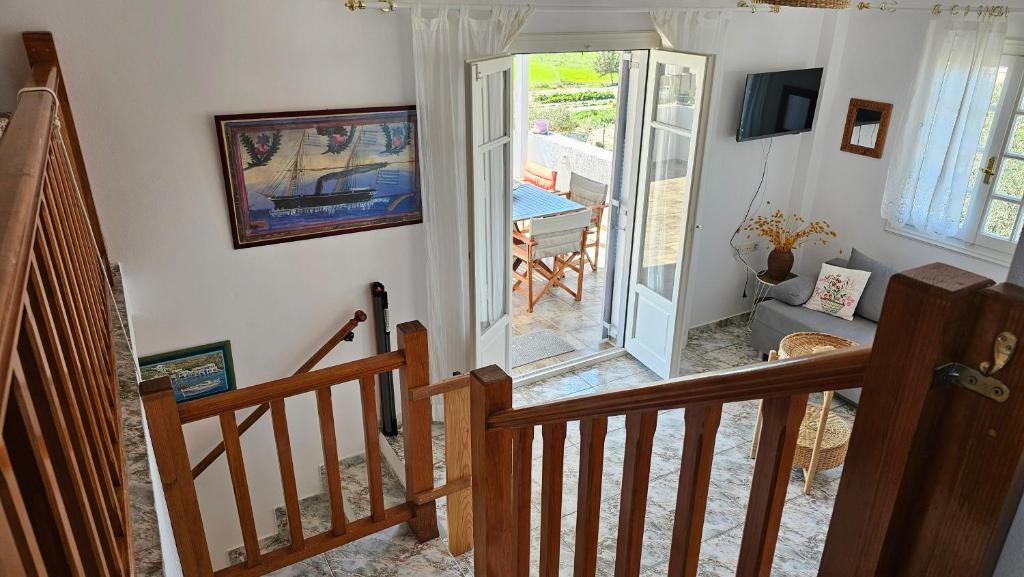 TV a/nebo společenská místnost v ubytování Rinio House in Adamas