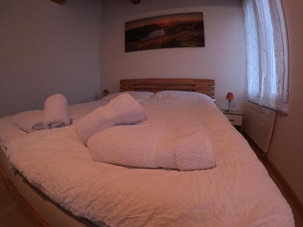 Postel nebo postele na pokoji v ubytování Fine&Pine Center Apartment