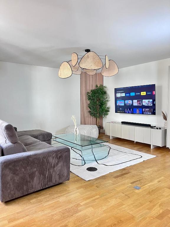 un salon avec un canapé et une table en verre dans l'établissement Grand Appartement ultra moderne Plein Centre, plage à pieds, avec parking, à Concarneau
