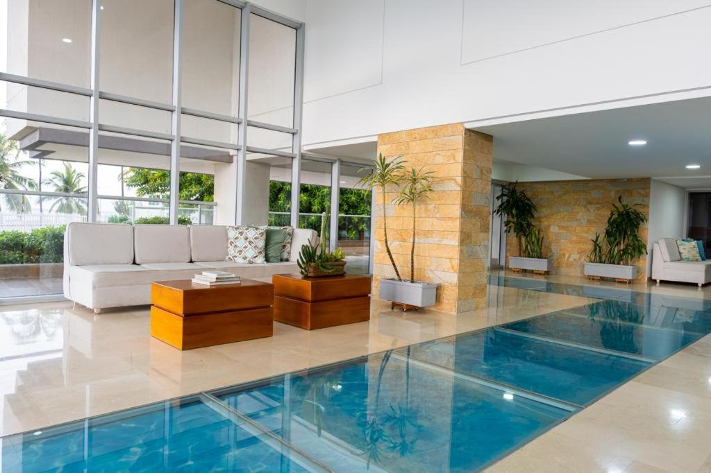 uma sala de estar com piscina numa casa em AZ Apartments em Cartagena das Índias
