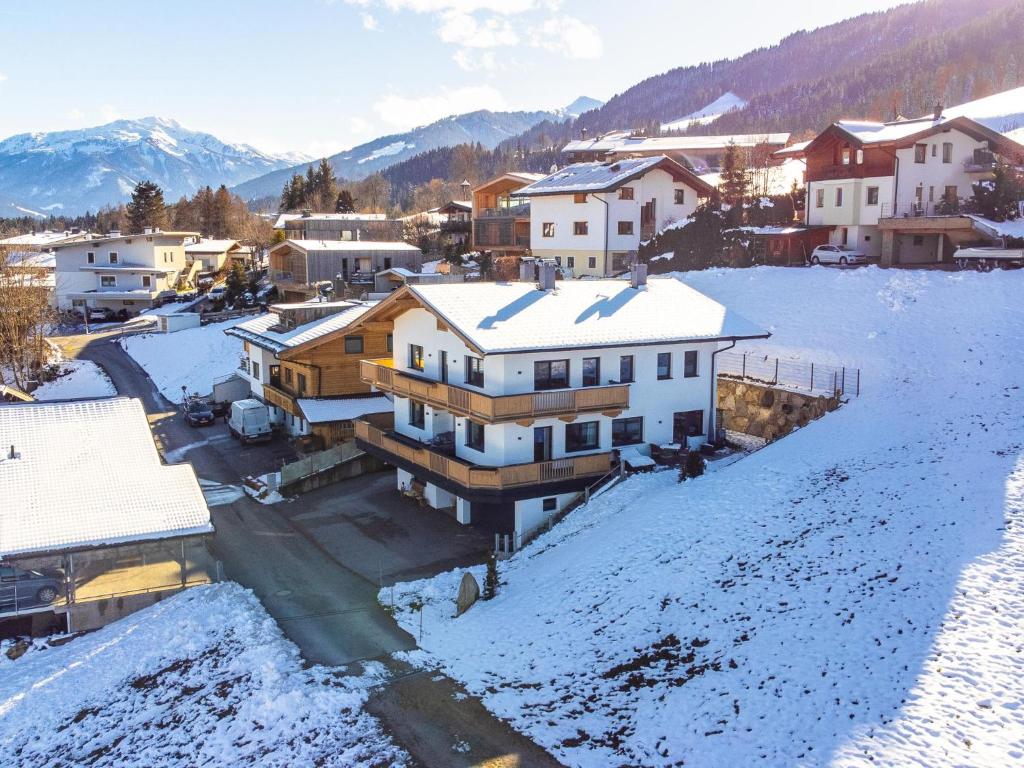 uma vista aérea de uma cidade na neve em Ralser em Hopfgarten im Brixental