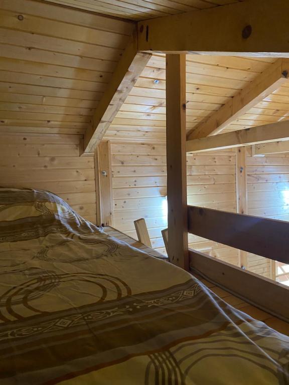 Postel nebo postele na pokoji v ubytování Brvnara Gradišnjica