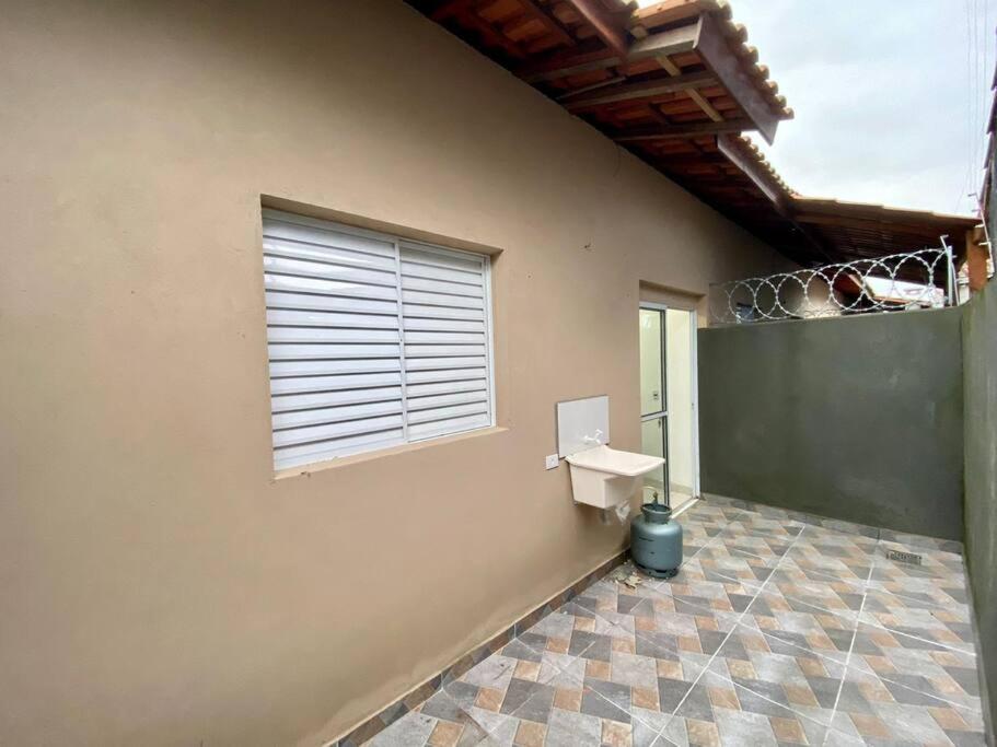 een badkamer met een wastafel en een raam in een kamer bij Promoção especial do mês de março em Itanhaém in Itanhaém