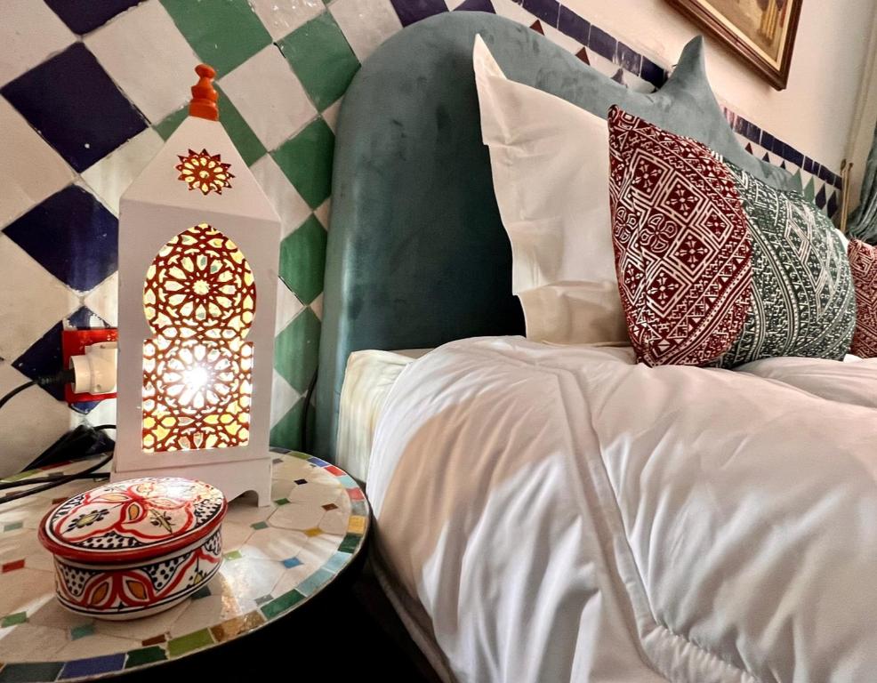 Postel nebo postele na pokoji v ubytování Riad de charme - la perle des Oudayas