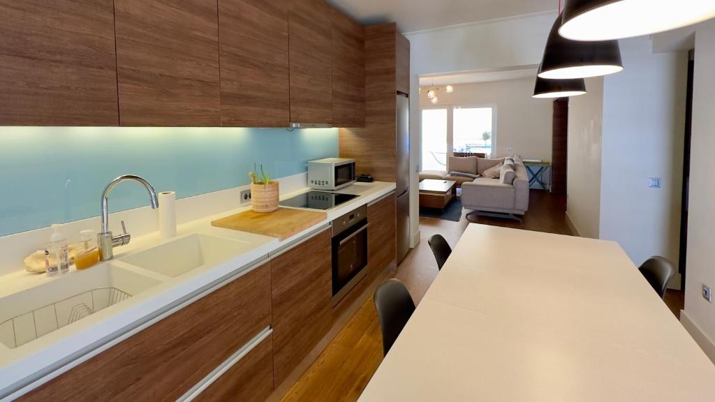 Kuchyňa alebo kuchynka v ubytovaní Captains 2-Bedroom Suite in Athens Nea Smyrni