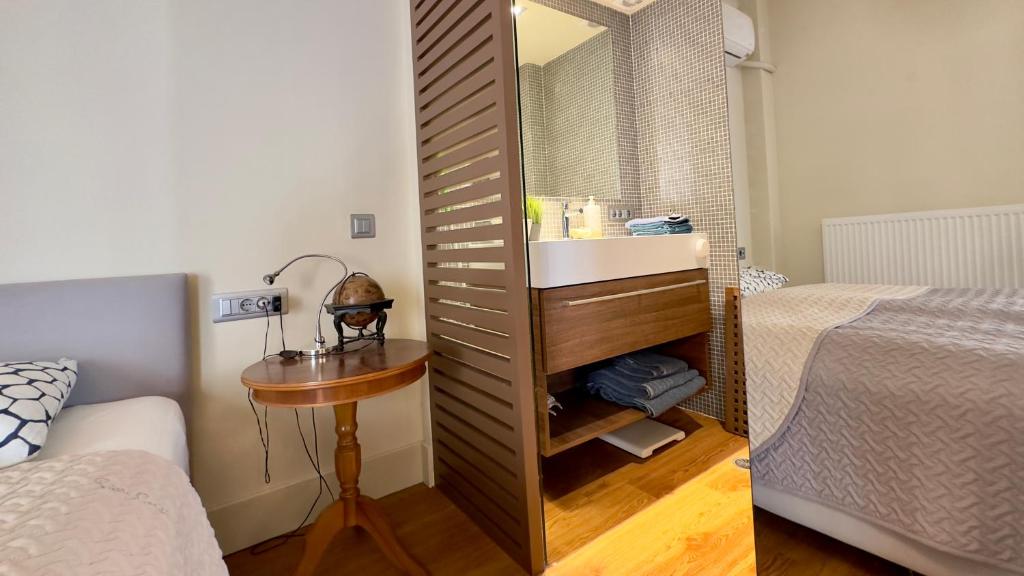 Posteľ alebo postele v izbe v ubytovaní Captains 2-Bedroom Suite in Athens Nea Smyrni