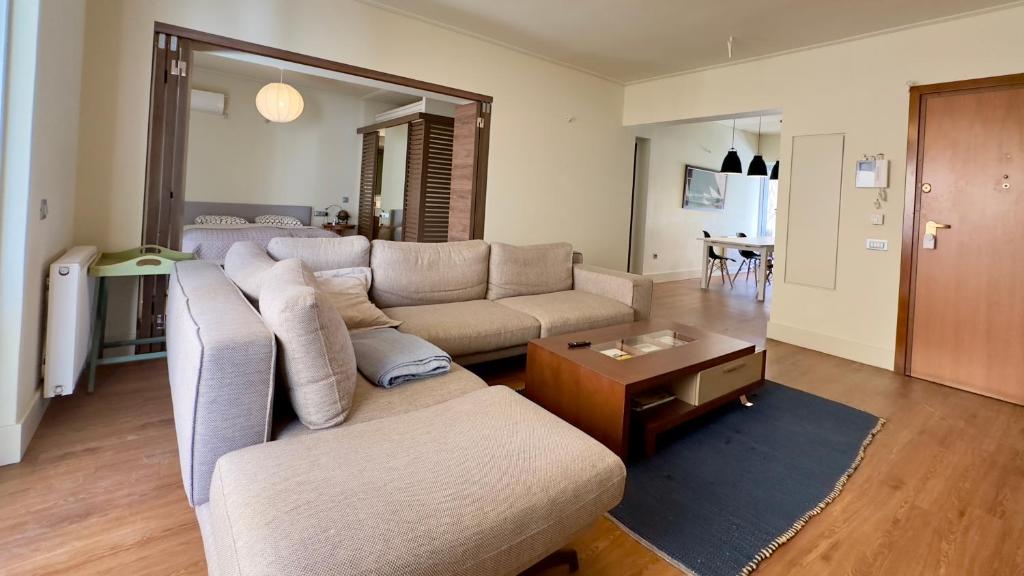 Posedenie v ubytovaní Captains 2-Bedroom Suite in Athens Nea Smyrni