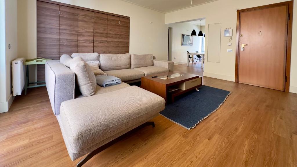 Posedenie v ubytovaní Captains 2-Bedroom Suite in Athens Nea Smyrni