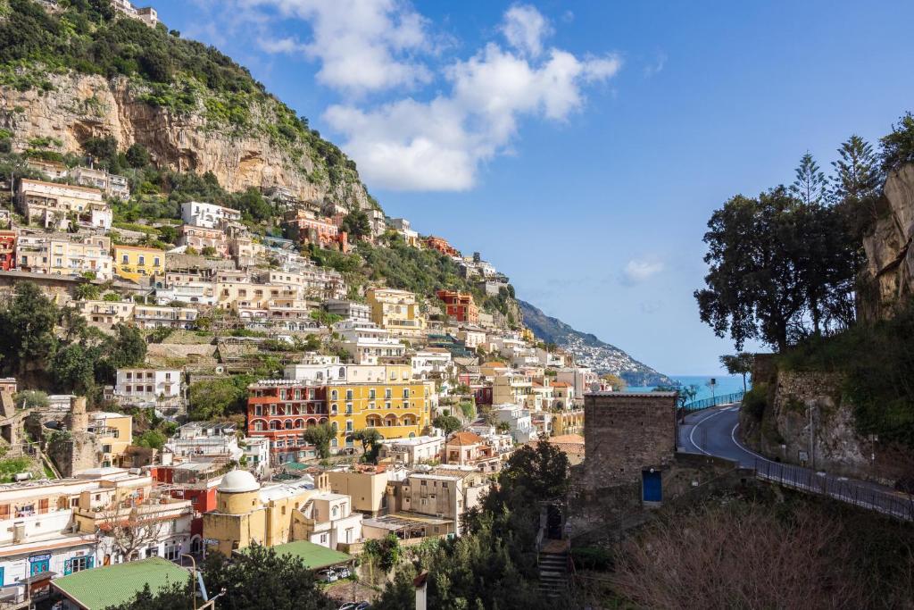 una vista de positano en una montaña en Casa Simona - Positano Center - 5 min to the beach, en Positano
