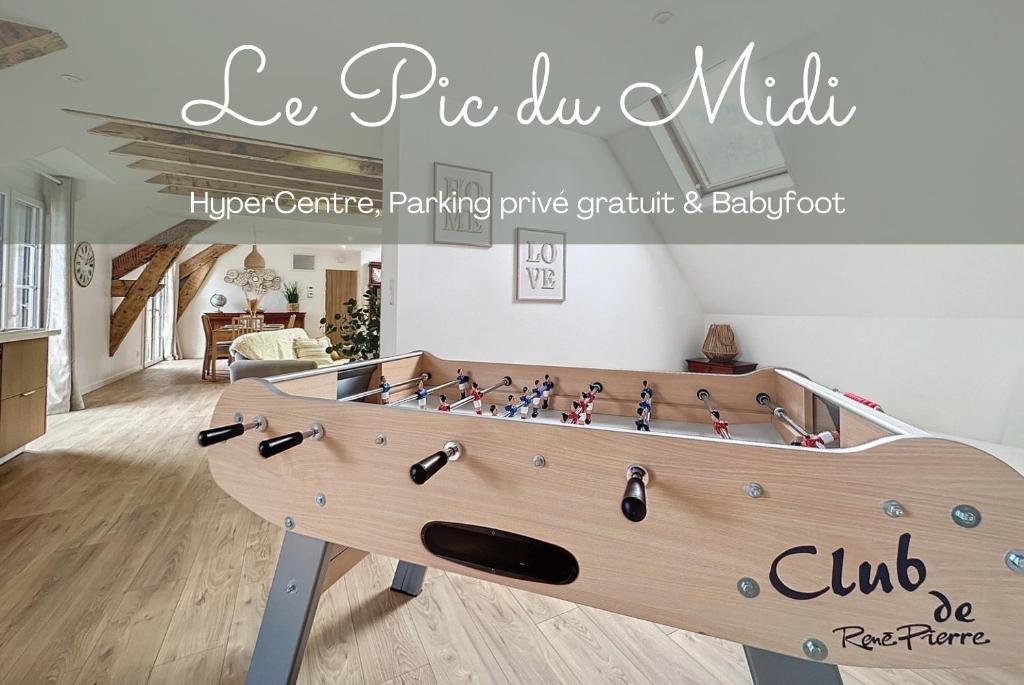 stół do ping ponga w salonie w obiekcie PARENTHESE - Bagnères-de-Bigorre w mieście Bagnères-de-Bigorre