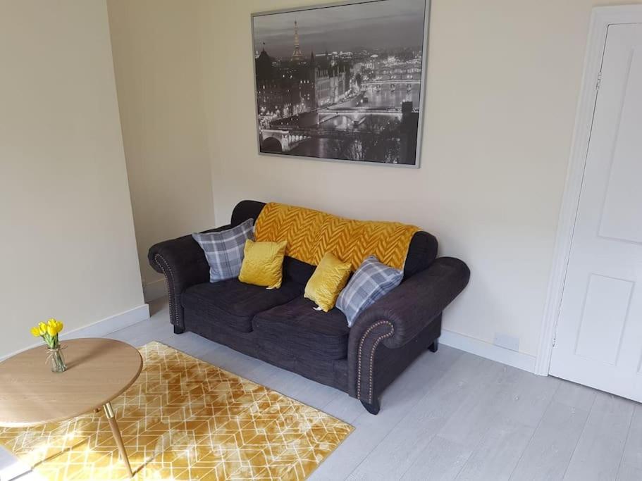 a living room with a couch and a table at Matlock House Great 2 Bedroom House NG4 Postcode Parking Sleeps 6 in Nottingham