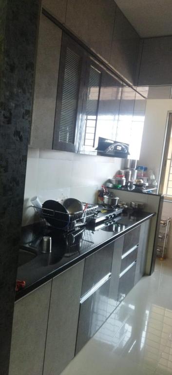 una cocina con fogones con ollas y sartenes. en Hari om phase 2 en Nashik