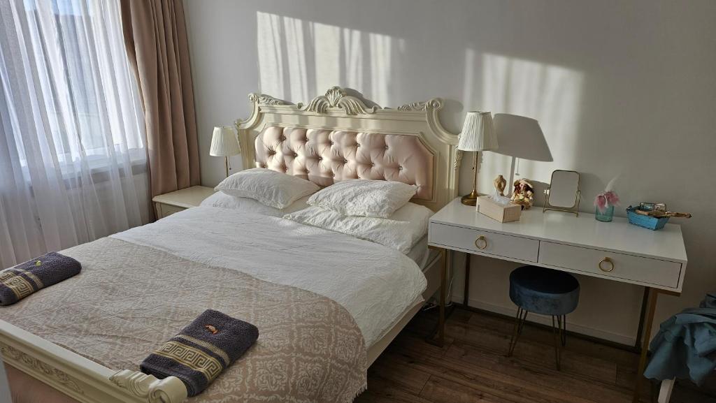 um quarto com uma cama com uma secretária e uma cama sidx sidx em Apartmány Rudlová Glamour em Banská Bystrica