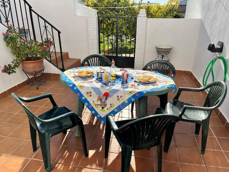 een tafel en stoelen op een patio met een tafel en stoelen bij Casa Rural Oropesa in Villanueva del Ariscal