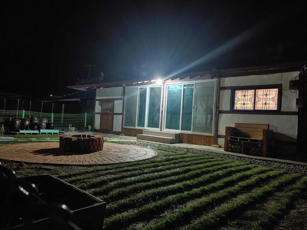 ein Gebäude in der Nacht mit Licht drauf in der Unterkunft One day Retro House 