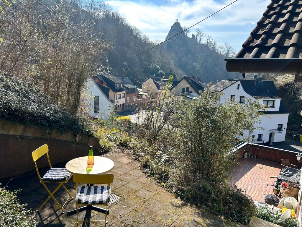 een tafel en stoelen op een patio met een berg bij Ferienwohnung Sonneck in Altenahr