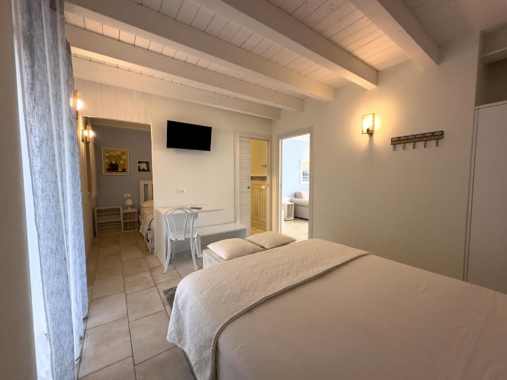 sypialnia z łóżkiem, stołem i telewizorem w obiekcie Villa Nina - Apartments & Relax w mieście Caprino Veronese