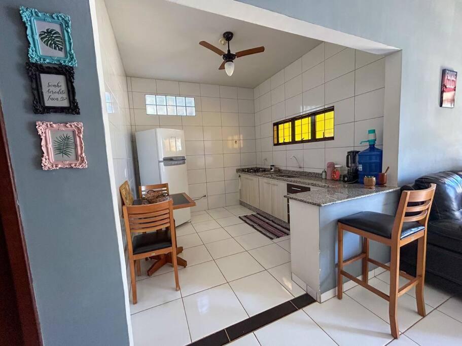 Campo Novo do ParecisにあるCasa confortável área centralのキッチン(カウンター、椅子付)
