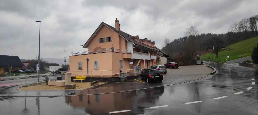 una casa sul lato di una strada sotto la pioggia di Gästehaus Spring ad Aarau