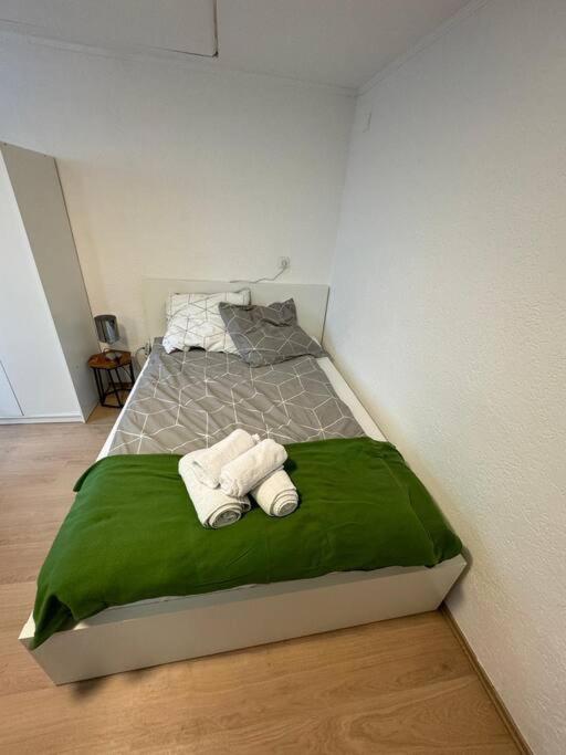 Tempat tidur dalam kamar di Ein Wunderschönes kleines Zimmer