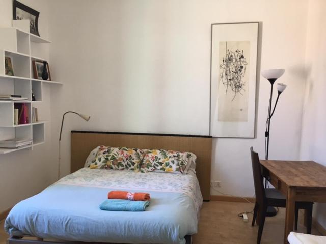 モンペリエにあるMinoriのベッドルーム1室(ベッド1台、テーブル、デスク付)