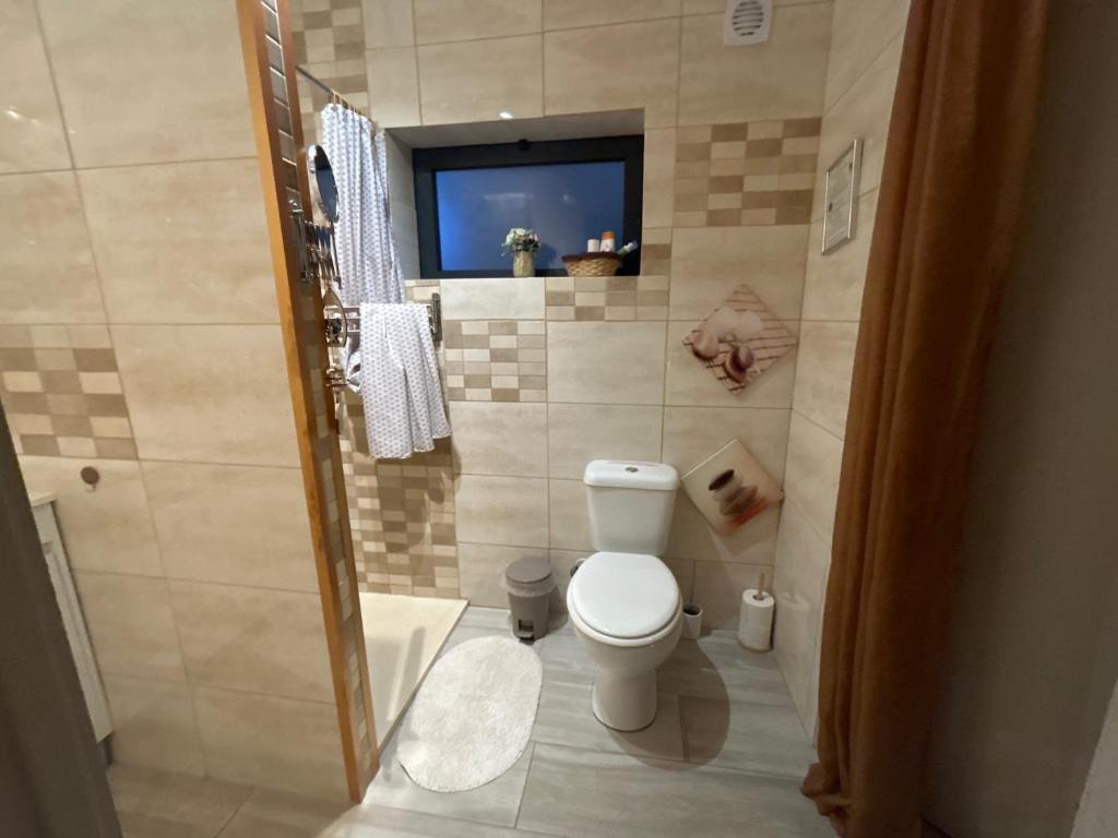 Koupelna v ubytování ROMANCE Valdareina, Piscine chauffée, Bénagil-Carvoeiro