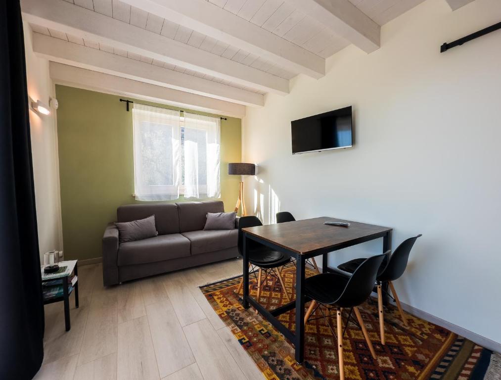 salon ze stołem i kanapą w obiekcie Villa Nina - Apartments & Relax w mieście Caprino Veronese