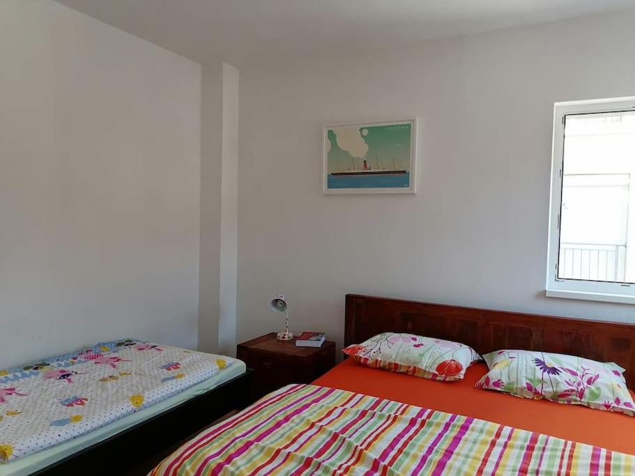 um quarto com 2 camas e uma janela em Apartman AVA, 2+3, 250m od plaže em Novi Vinodolski